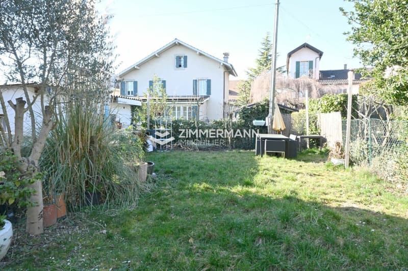 Spacious house with veranda, garden and outbuilding - just a few minutes from Geneva (1)