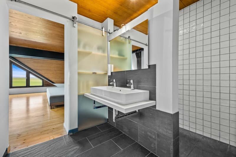 Salle de douche attenante à la chambre