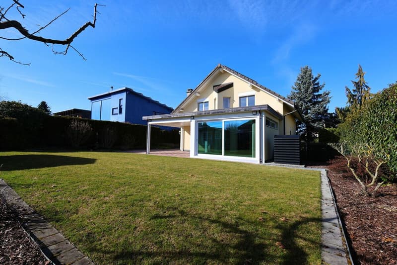 Villa spaziosa di 6 ½ locali con architettura classica (3)