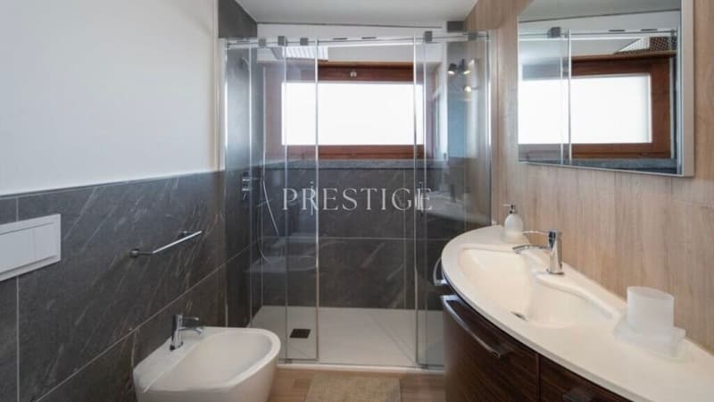 Five-room apartment in the center of Crans-Montana (9)