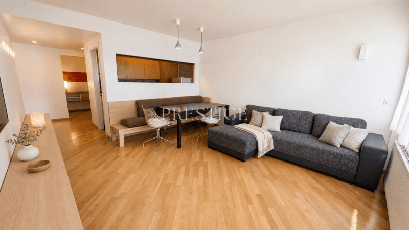 Zweieinhalb-Zimmer-Wohnung im Zentrum von Crans – Terrasse & großes Potenzial (1)