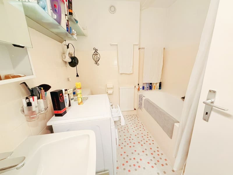 Geräumig und hell 1.5 Zimmer teilweise renoviert - Gut gelegen - Sehr ruhige Lage - Angenehme Aussicht (8)