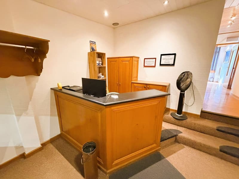 TRÈS SPACIEUX CABINET DE PHYSIOTHÉRAPIE - 10 SALLES DE TRAITEMENT -IDÉALEMENT SITUÉ AU CŒUR DE CRANS (2)