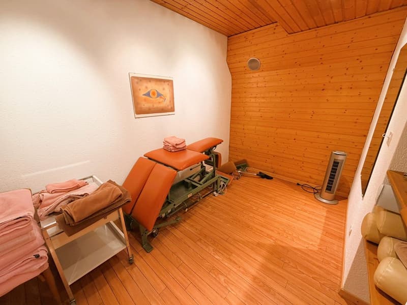 TRÈS SPACIEUX CABINET DE PHYSIOTHÉRAPIE - 10 SALLES DE TRAITEMENT -IDÉALEMENT SITUÉ AU CŒUR DE CRANS (14)