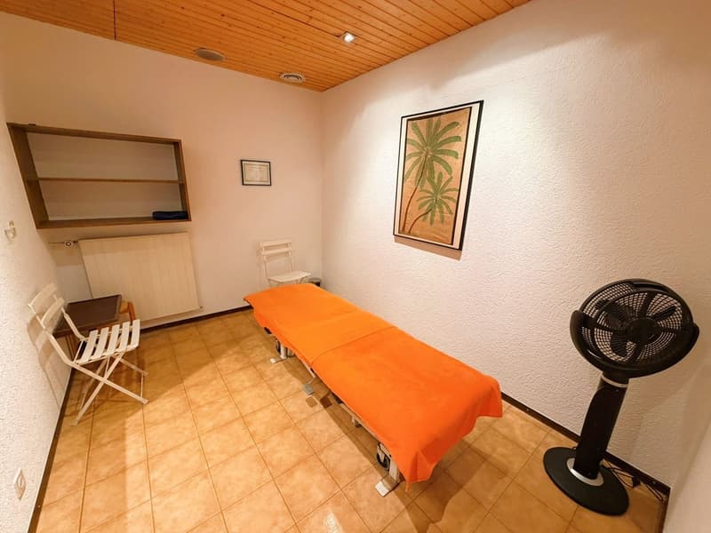 TRÈS SPACIEUX CABINET DE PHYSIOTHÉRAPIE - 10 SALLES DE TRAITEMENT -IDÉALEMENT SITUÉ AU CŒUR DE CRANS (15)