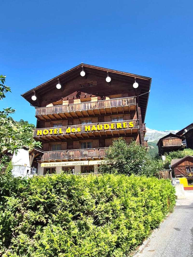 Hôtel à vendre – Place de la Poste, Les Haudères (1)