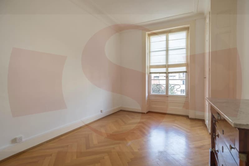 Superbe appartement de 7 pièces dans un immeuble ancien (10)