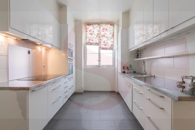 Superbe appartement de 7 pièces dans un immeuble ancien (8)