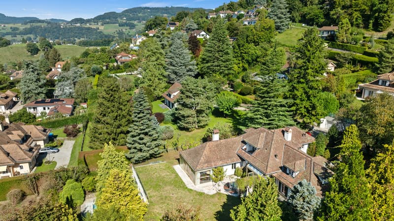 Propriété de charme à rénover, vue et piscine intérieure à St-Légier (3)