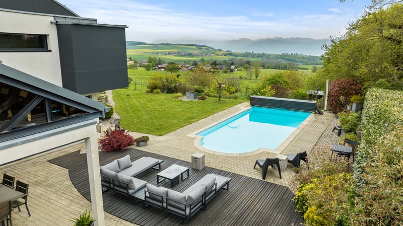 Très belle villa familiale, piscine et vue sur les hauteurs de Gland. (2)