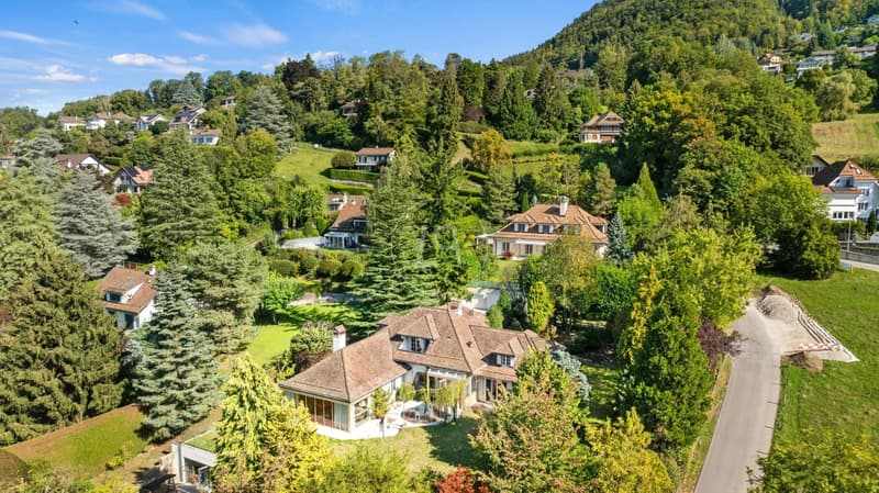 Proprietà affascinante da ristrutturare, vista e piscina interna a St-Légier (2)