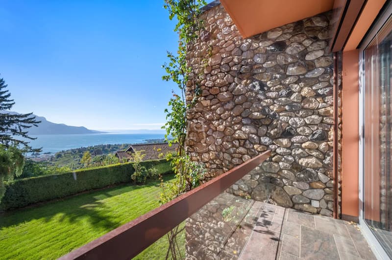 Proprietà contemporanea ristrutturata con vista panoramica a Chernex (12)