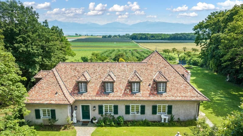 Sehr schönes Familienanwesen im Herzen der Weinberge mit Swimmingpool in Etoy (2)