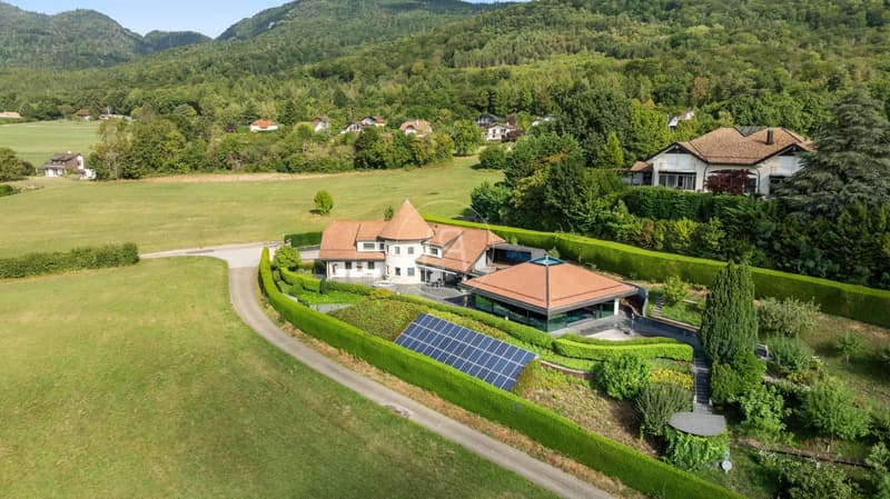 Traumhaftes Anwesen mit Seeblick und Innenpool in Givrins (1)