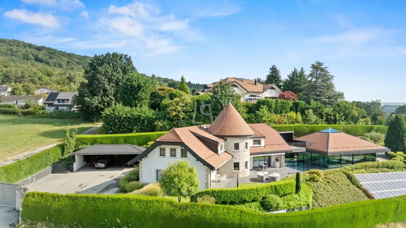 Traumhaftes Anwesen mit Seeblick und Innenpool in Givrins (2)