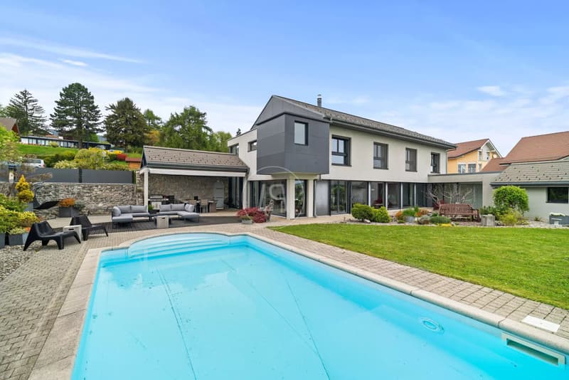 Schöne Familienvilla, Schwimmbad und Blick auf die Höhen von Gland (3)