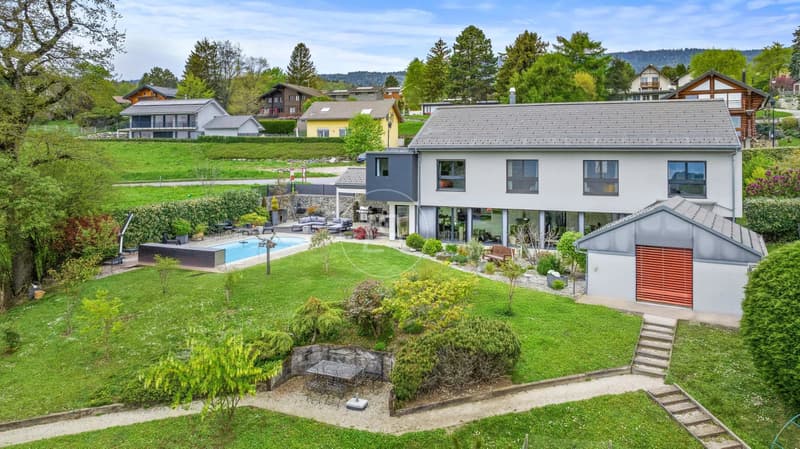 Schöne Familienvilla, Schwimmbad und Blick auf die Höhen von Gland (1)