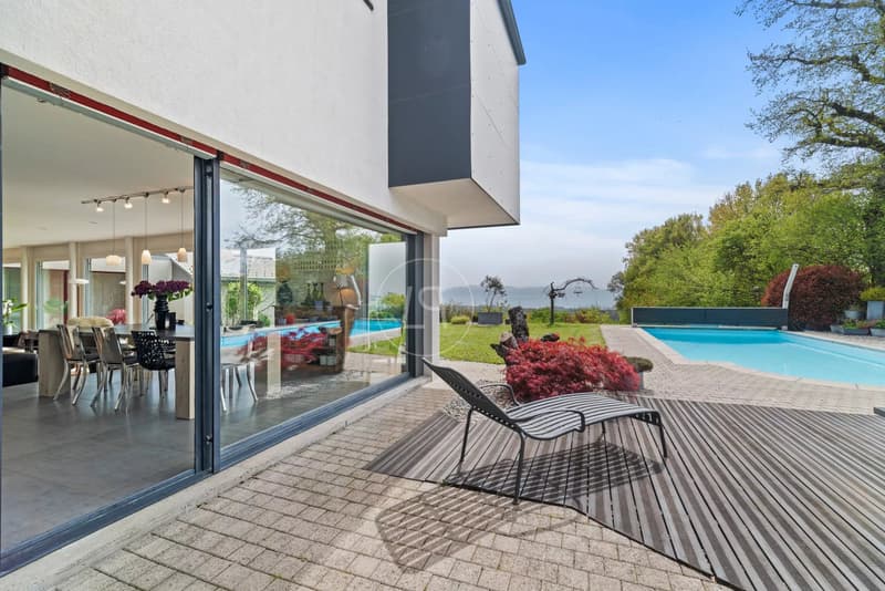 Schöne Familienvilla, Schwimmbad und Blick auf die Höhen von Gland (5)