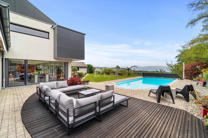 Schöne Familienvilla, Schwimmbad und Blick auf die Höhen von Gland (4)