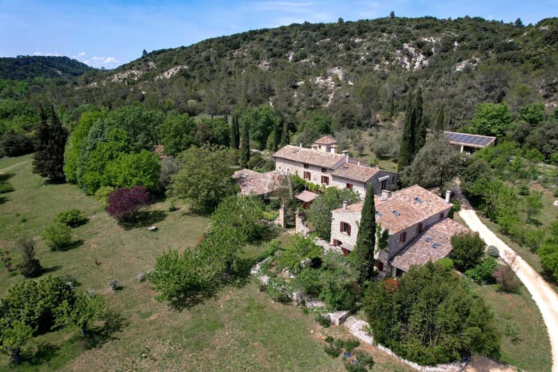 Superbe domaine de campagne de 7 hectares dans la région du Gard, France (1)