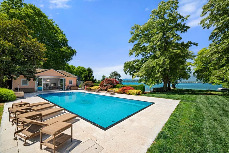 Prestigöses Wasserfront-Eigentum mit Swimmingpool und privatem Hafen (1)
