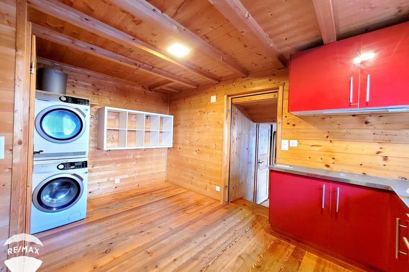 Mayen transformé en appartements et garage. (5)
