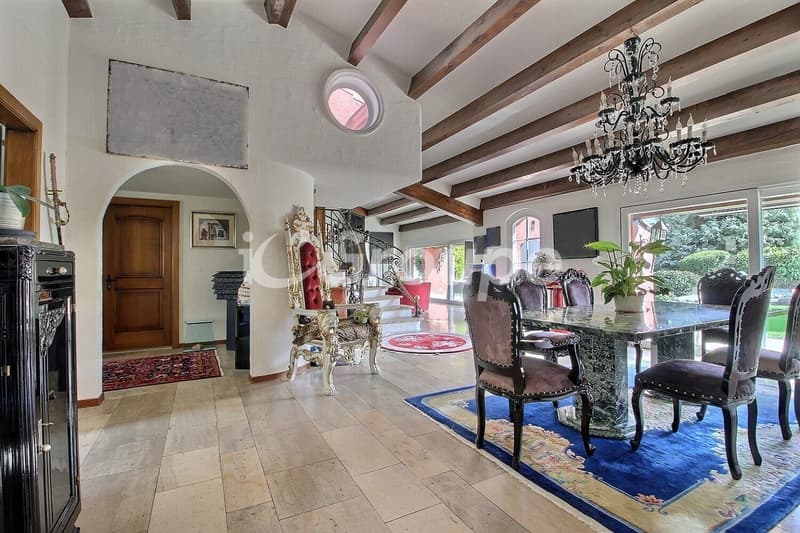 Exceptional property with parental suite and bright living spaces (2)