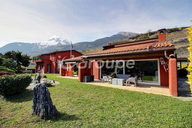 Exceptional property with parental suite and bright living spaces (1)
