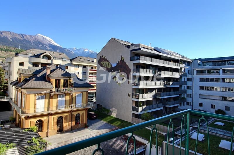 Wohnung mit 2.5 Zimmern renoviert zur Miete in Sion (2)