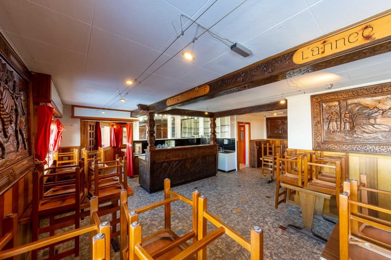 Village house with potential including a café-restaurant, a duplex apartment, hall and barns (5)