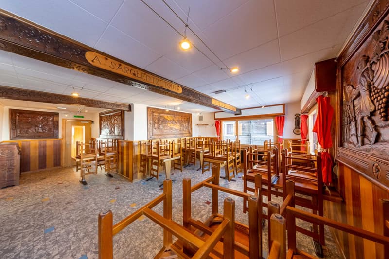 Village house with potential including a café-restaurant, a duplex apartment, hall and barns (6)
