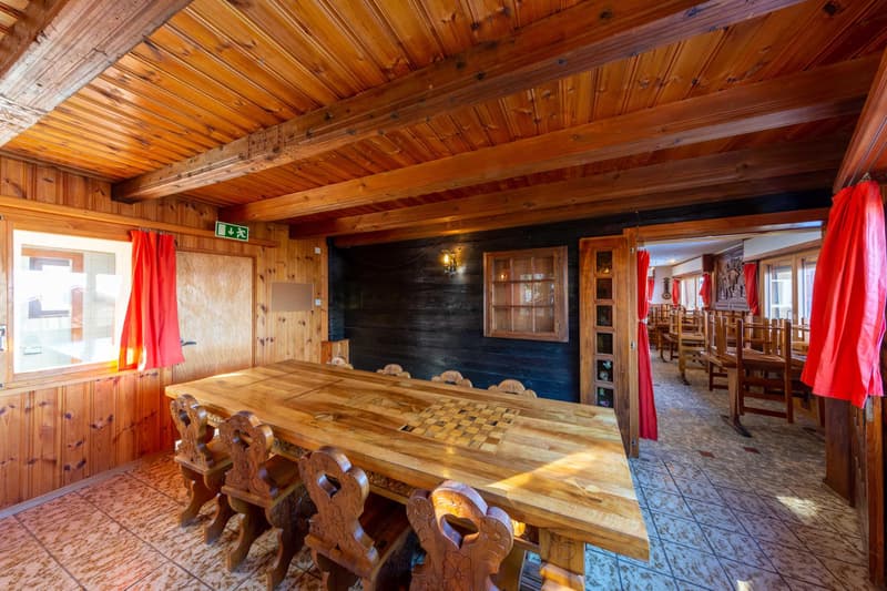 Village house with potential including a café-restaurant, a duplex apartment, hall and barns (4)