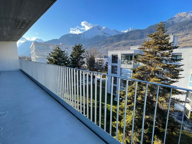 Amplio attico nuovo con grande balcone (10)