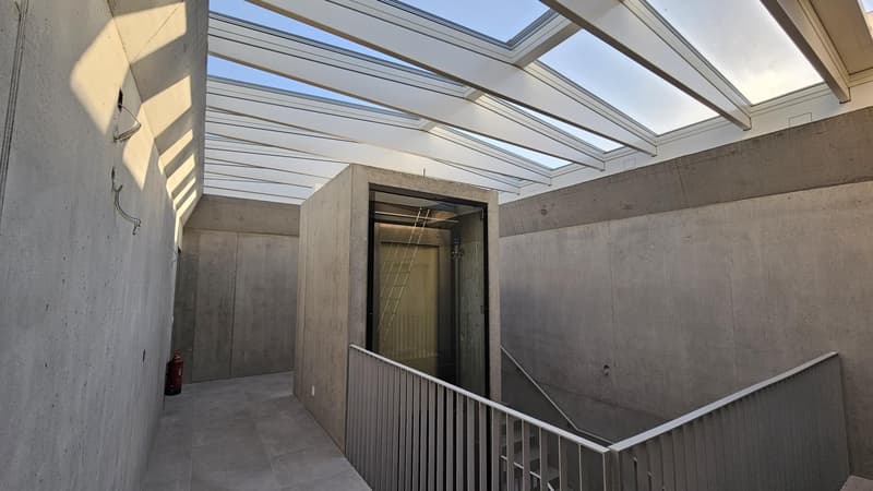 Amplio attico nuovo con grande balcone (12)