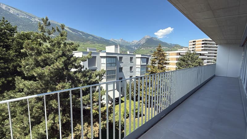 Amplio attico nuovo con grande balcone (8)