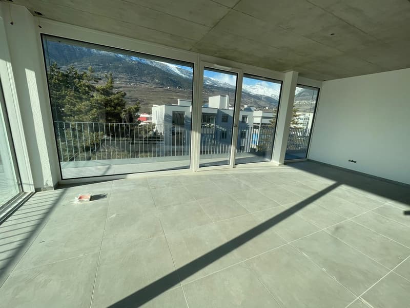 Amplio attico nuovo con grande balcone (4)