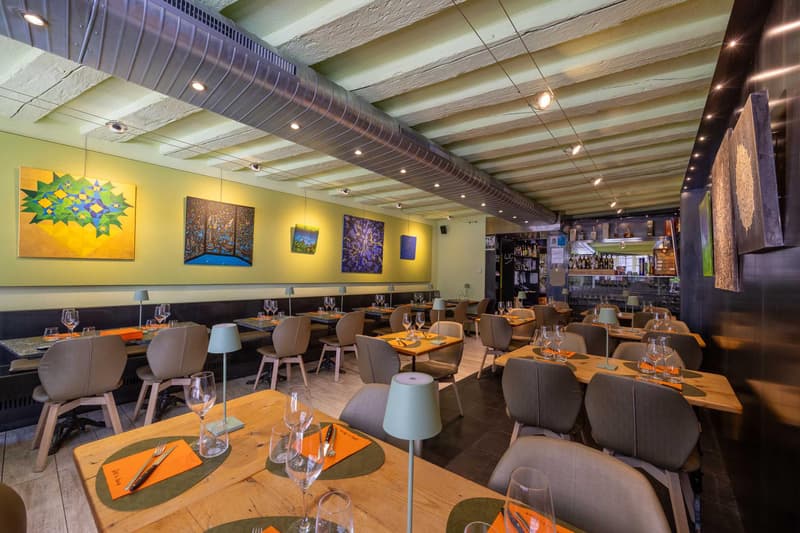 Reputable restaurant in the heart of the old town - sale with walls (2)