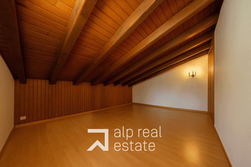 Charming 2.5-room cross-through and mansard apartment in the center of the station (5)