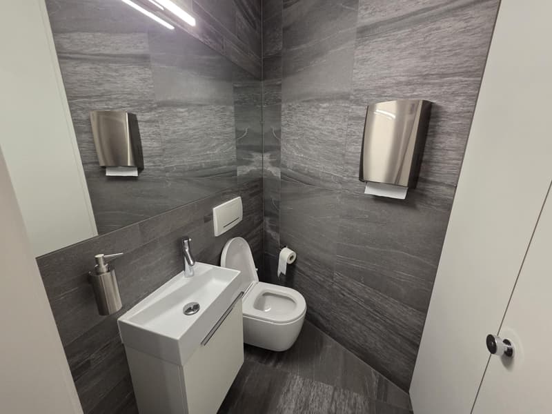 Fully renovated medical office in the heart of the city (6)