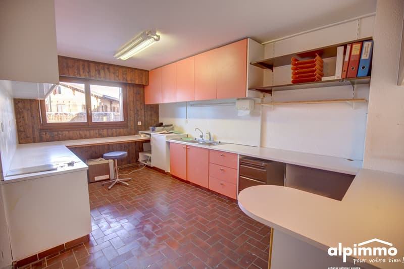 Appartement spacieux avec potentiel de rénovation à 100m des remontées (2)