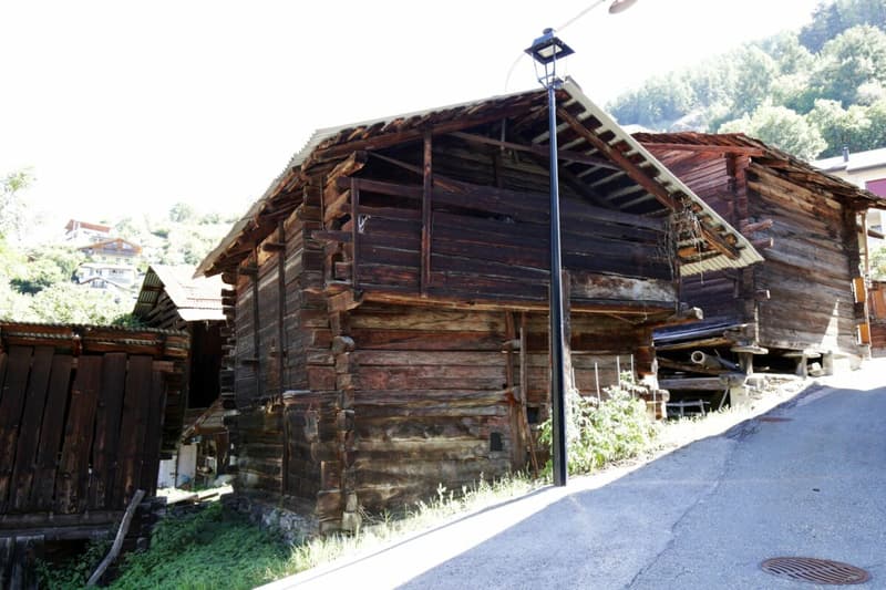 Several barns with barn to renovate in the village of Brignon (2)