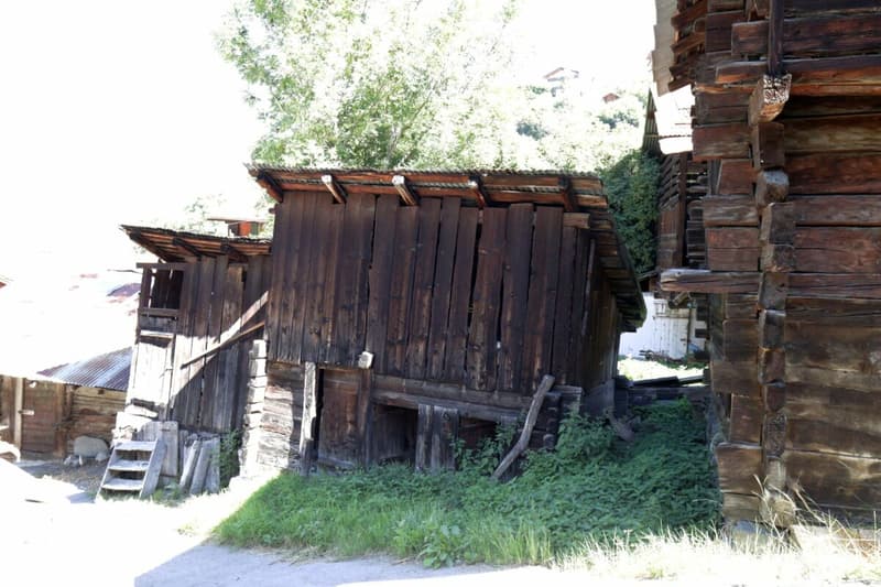 Several barns with barn to renovate in the village of Brignon (3)