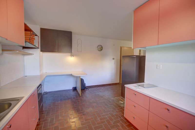 Spacious flat with renovation potential 100m from the ski lifts (11)