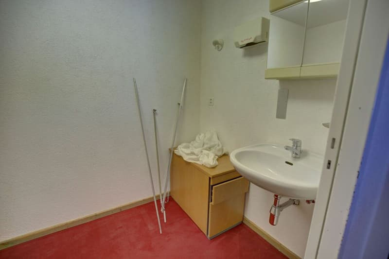 Spacious flat with renovation potential 100m from the ski lifts (12)