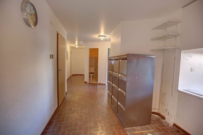 Spacious flat with renovation potential 100m from the ski lifts (4)