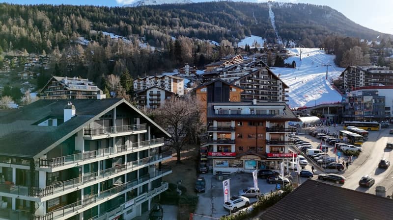 Spacious flat with renovation potential 100m from the ski lifts (2)