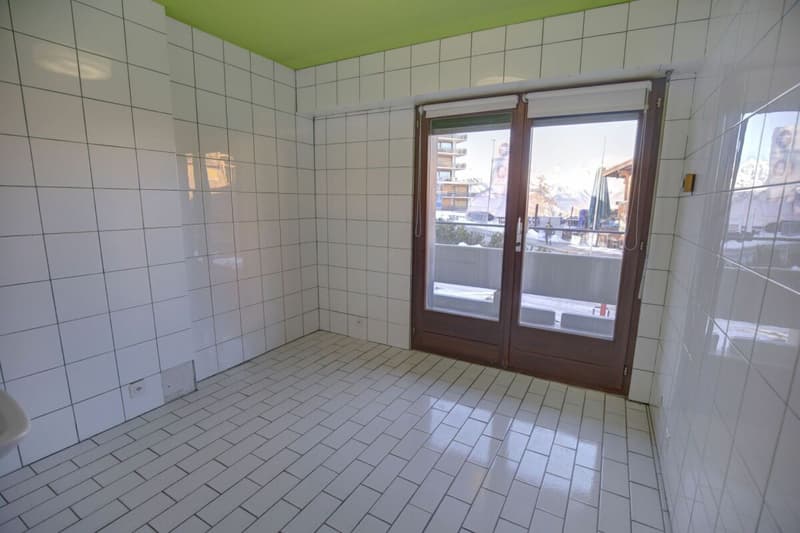 Geräumige Wohnung mit Renovierungspotenzial, 100m von den Aufzügen entfernt (9)