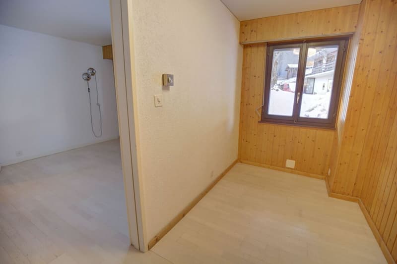 Geräumige Wohnung mit Renovierungspotenzial, 100m von den Aufzügen entfernt (5)