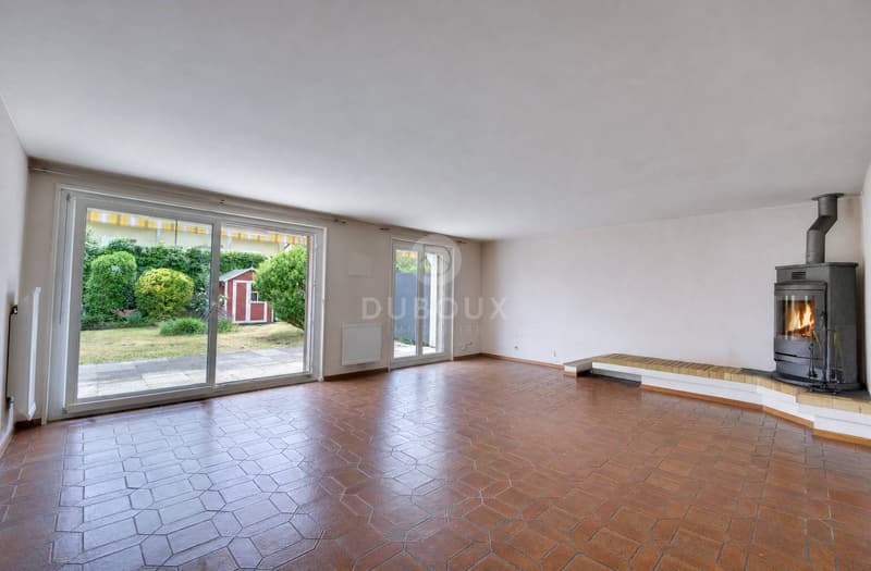 CHARMANTE VILLA FAMILIALE AVEC JARDIN DANS UN QUARTIER RÉSIDENTIEL (3)