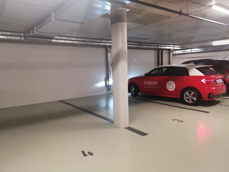 Parcheggi per moto di fronte alla stazione di Aigle (3)
